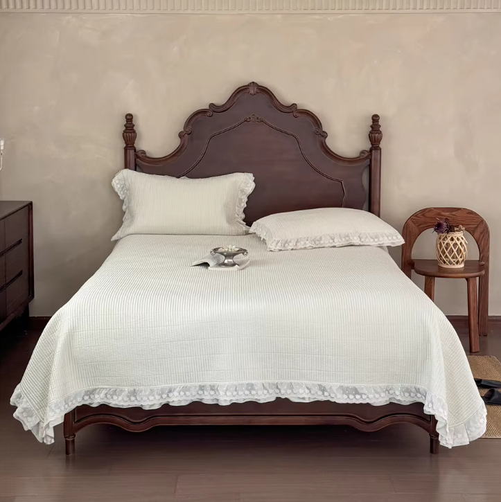 Painettu peitto pitsikankaalla